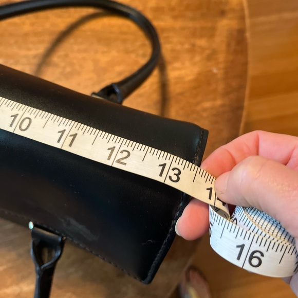 Impeccable Kate Spade satchel $195 - Picture 9 of 12